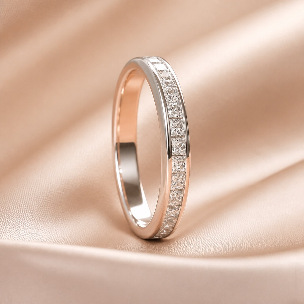 Elegante anillo de oro blanco con circonitas