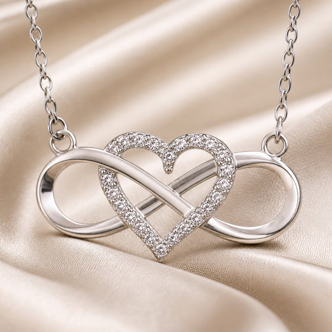 Collar con colgante de corazón infinito de oro blanco