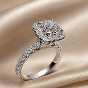 Anillo de oro blanco con piedra de zirconia engastada