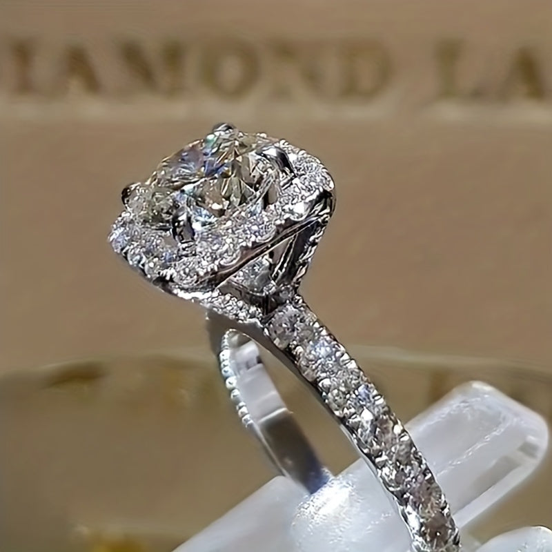 Anillo de oro blanco con piedra de zirconia engastada