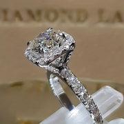Anillo de oro blanco con piedra de zirconia engastada