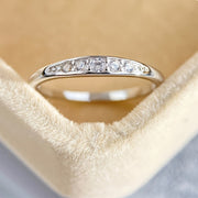 Anillo de oro blanco con circonitas en micro pavé