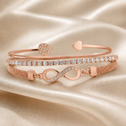 Colección de pulseras con strass en oro blanco y motivo infinito