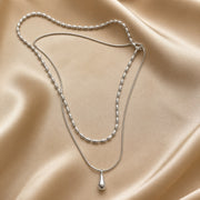 Collar de doble capa de oro blanco con colgante en forma de gota