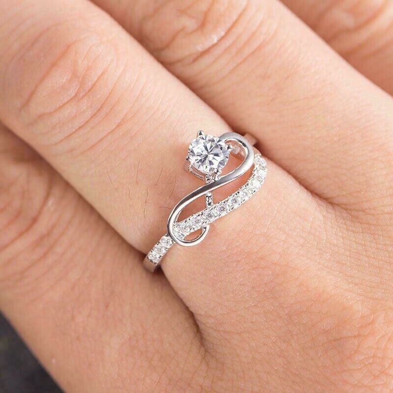 Anillo Infinite Wave de moissanita y oro blanco