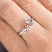 Anillo Infinite Wave de moissanita y oro blanco