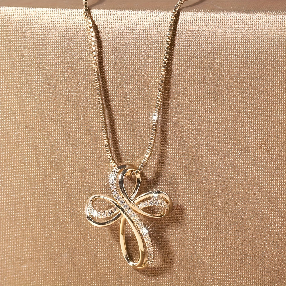 Collar de oro blanco con colgante de cruz entrelazada