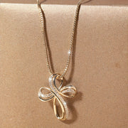Collar de oro blanco con colgante de cruz entrelazada