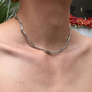 Collar de oro blanco con motivo de ondas entrelazadas