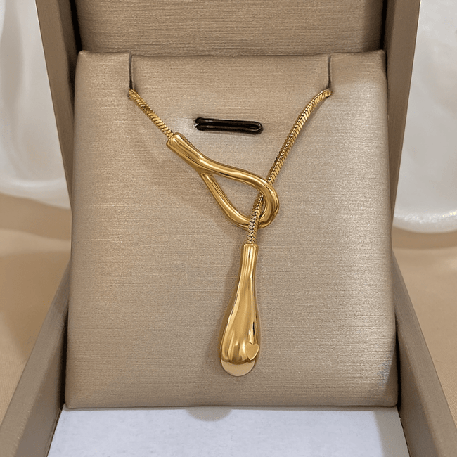 Collar vintage de oro blanco con colgante en forma de gota