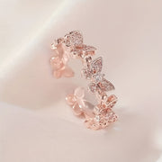 Anillo con forma de mariposa de oro blanco con cristales