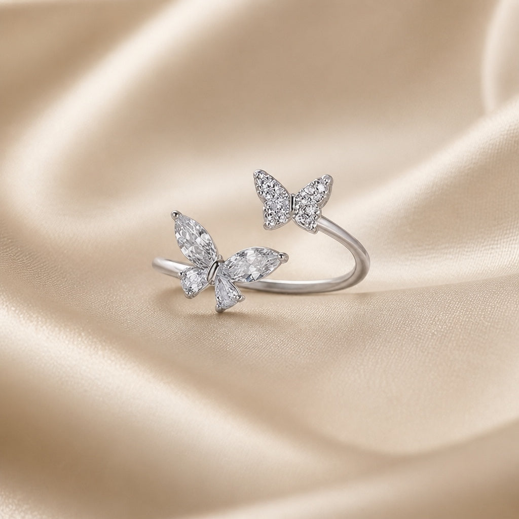 Anillo de oro blanco con dos mariposas de circonita