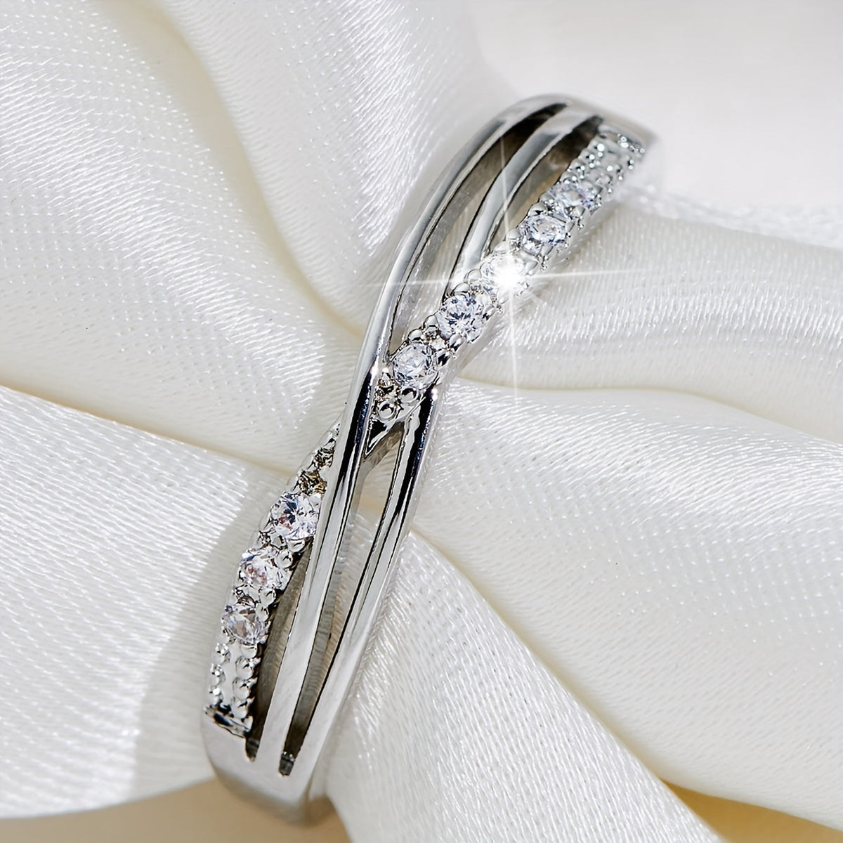 Anillo de día de circonita y oro blanco
