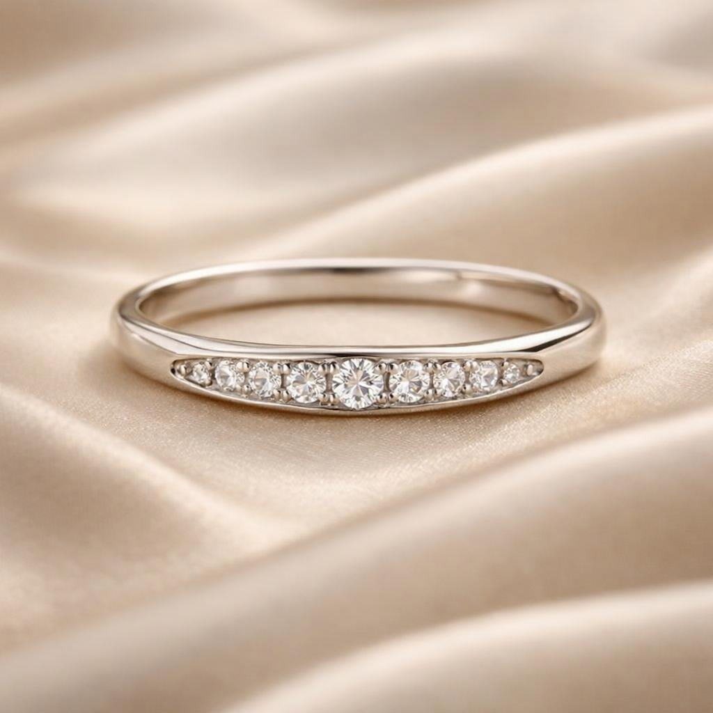 Anillo de oro blanco con circonitas en micro pavé