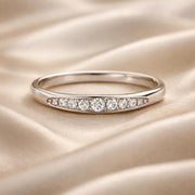 Anillo de oro blanco con circonitas en micro pavé