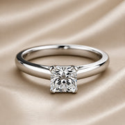 Anillo cuadrado de cristal y oro blanco