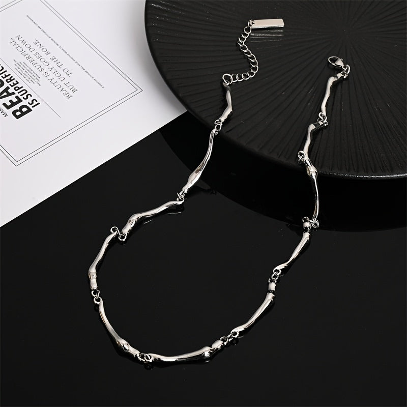 Collar de oro blanco con motivo de ondas entrelazadas