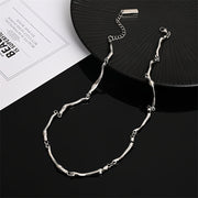 Collar de oro blanco con motivo de ondas entrelazadas