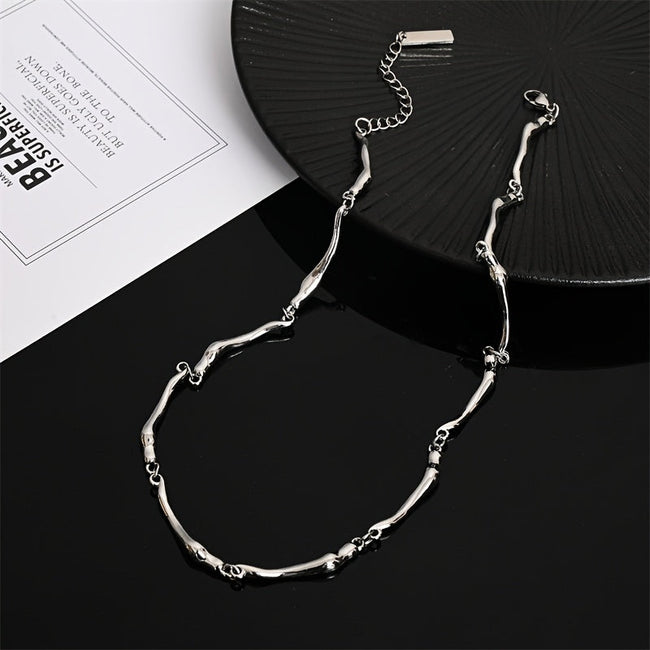 Collar de oro blanco con motivo de ondas entrelazadas