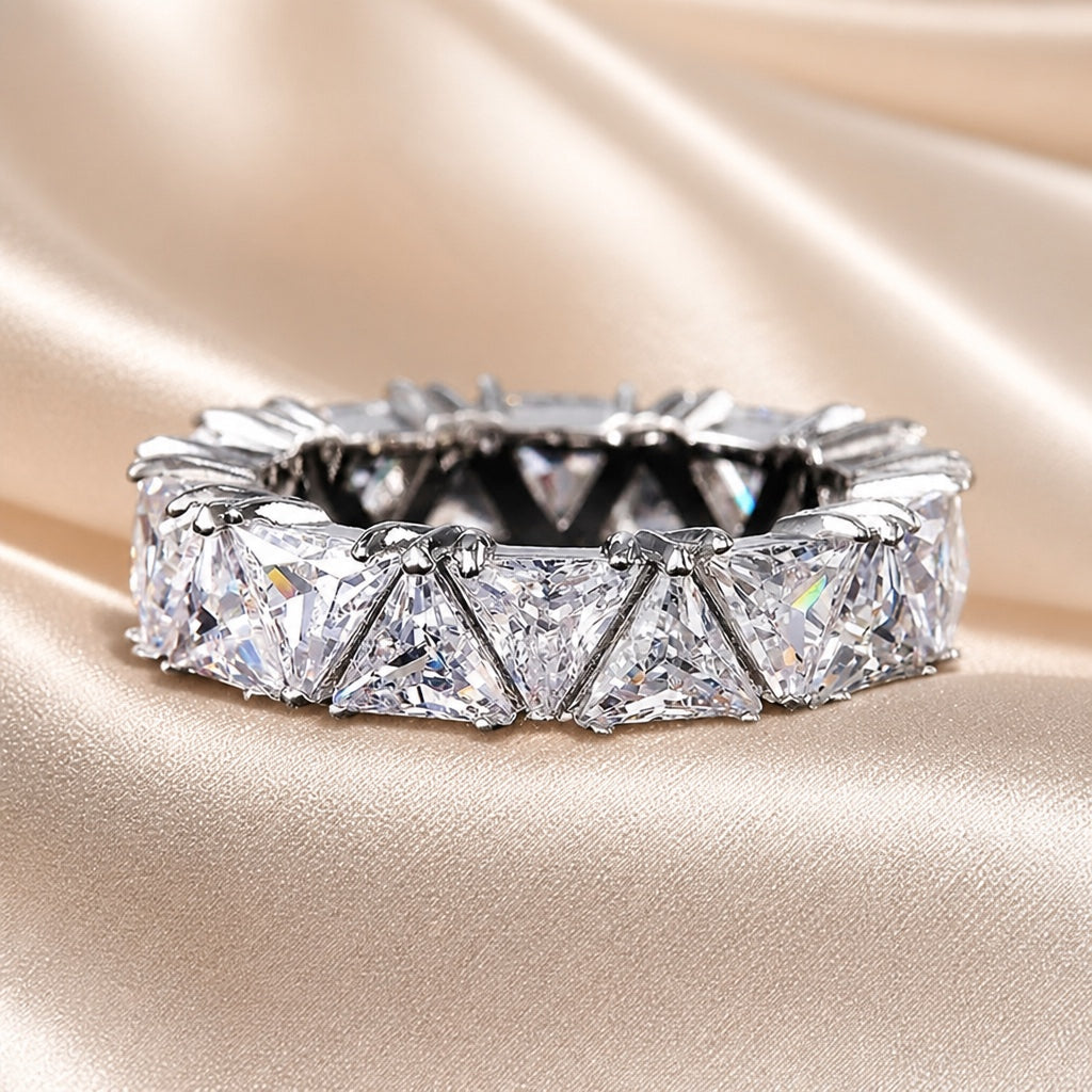 Anillo triangular de zirconia chapado en oro blanco