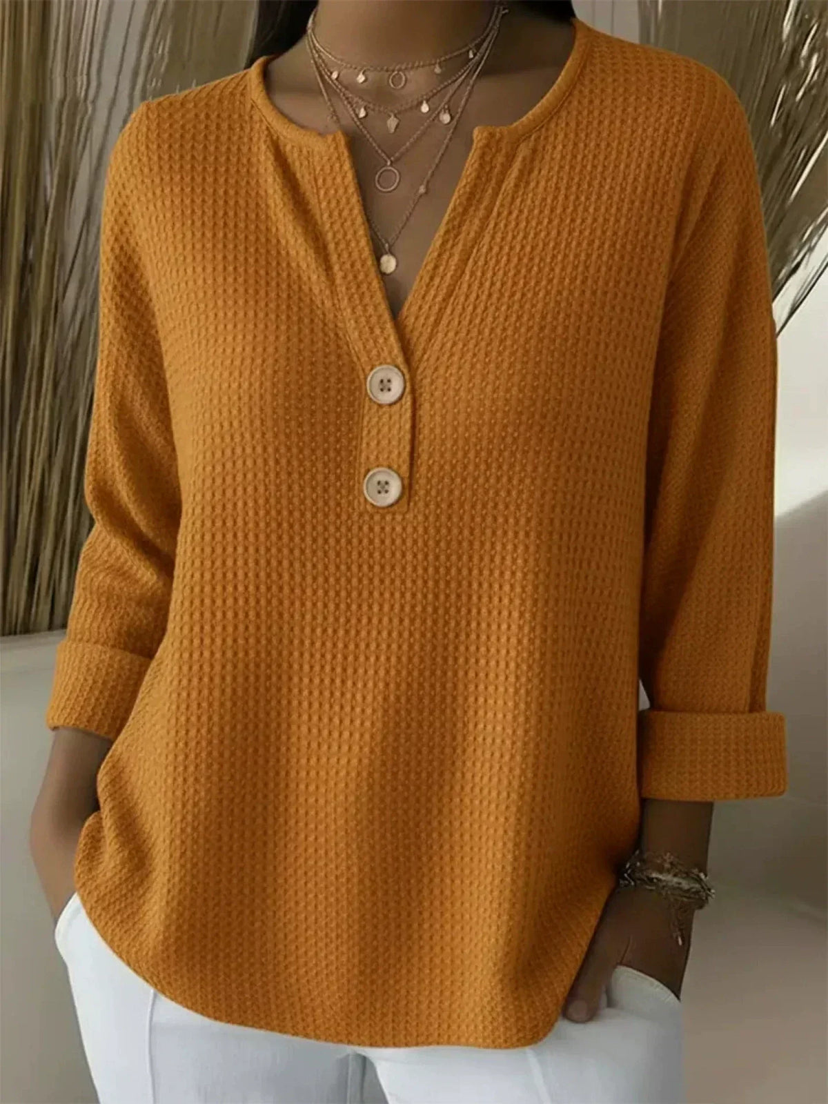 Lucia | Camiseta Henley texturizada con botones