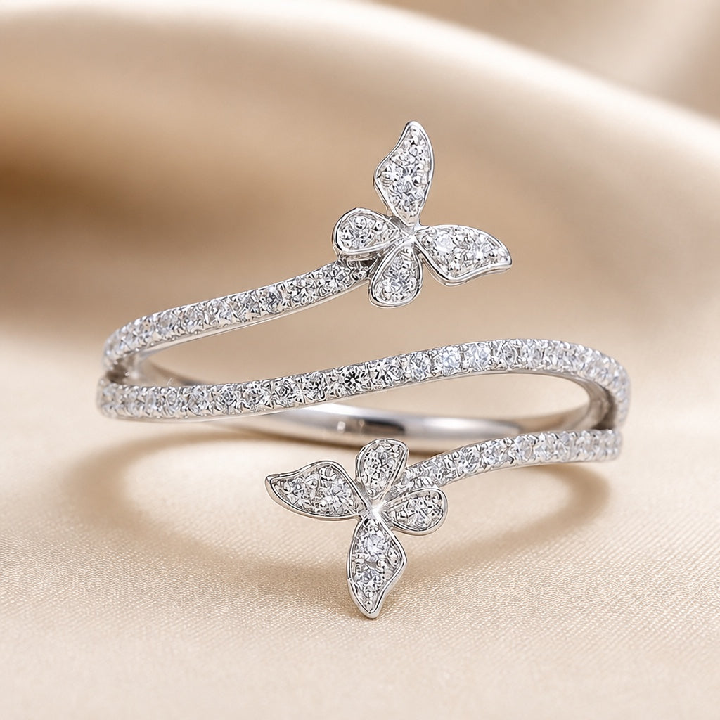 Anillo con mariposas y circonitas engastadas en oro blanco