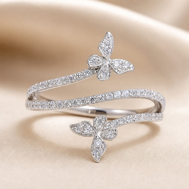 Anillo con mariposas y circonitas engastadas en oro blanco