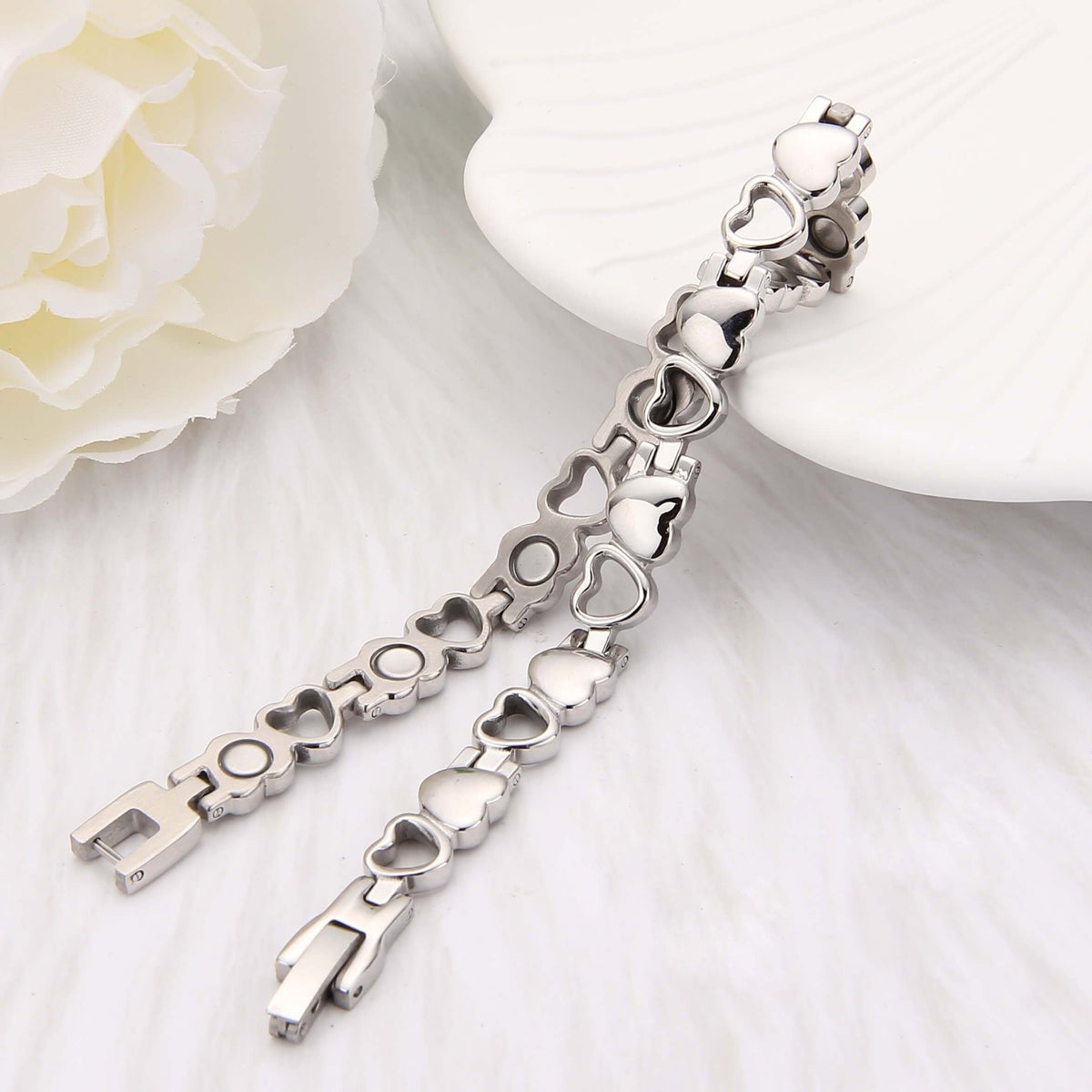 Elegante pulsera de oro blanco con colgante en forma de corazón