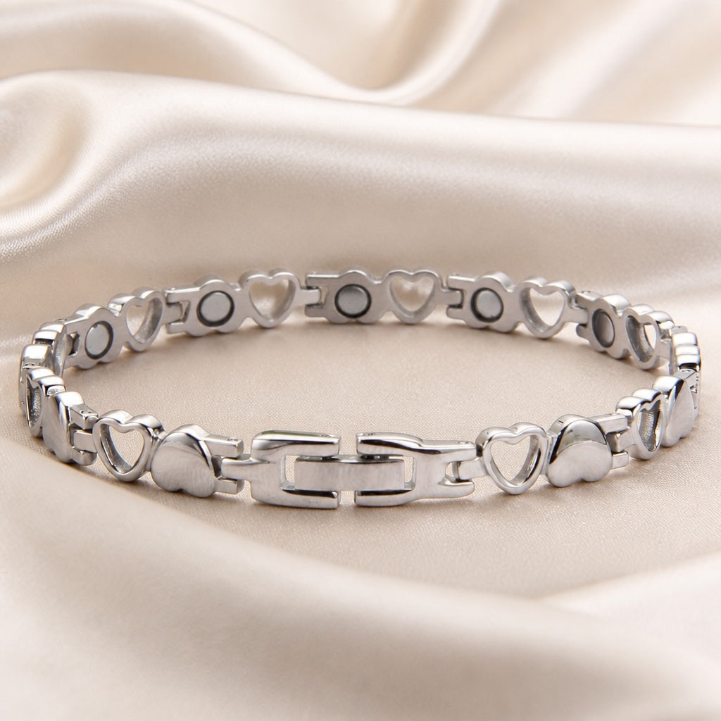 Elegante pulsera de oro blanco con colgante en forma de corazón