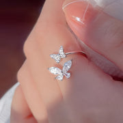 Anillo de oro blanco con dos mariposas de circonita