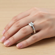Anillo cuadrado de cristal y oro blanco