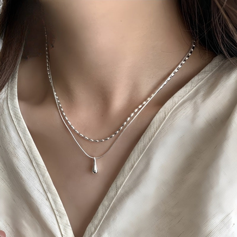 Collar de doble capa de oro blanco con colgante en forma de gota