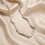 Collar de oro blanco con motivo de ondas entrelazadas