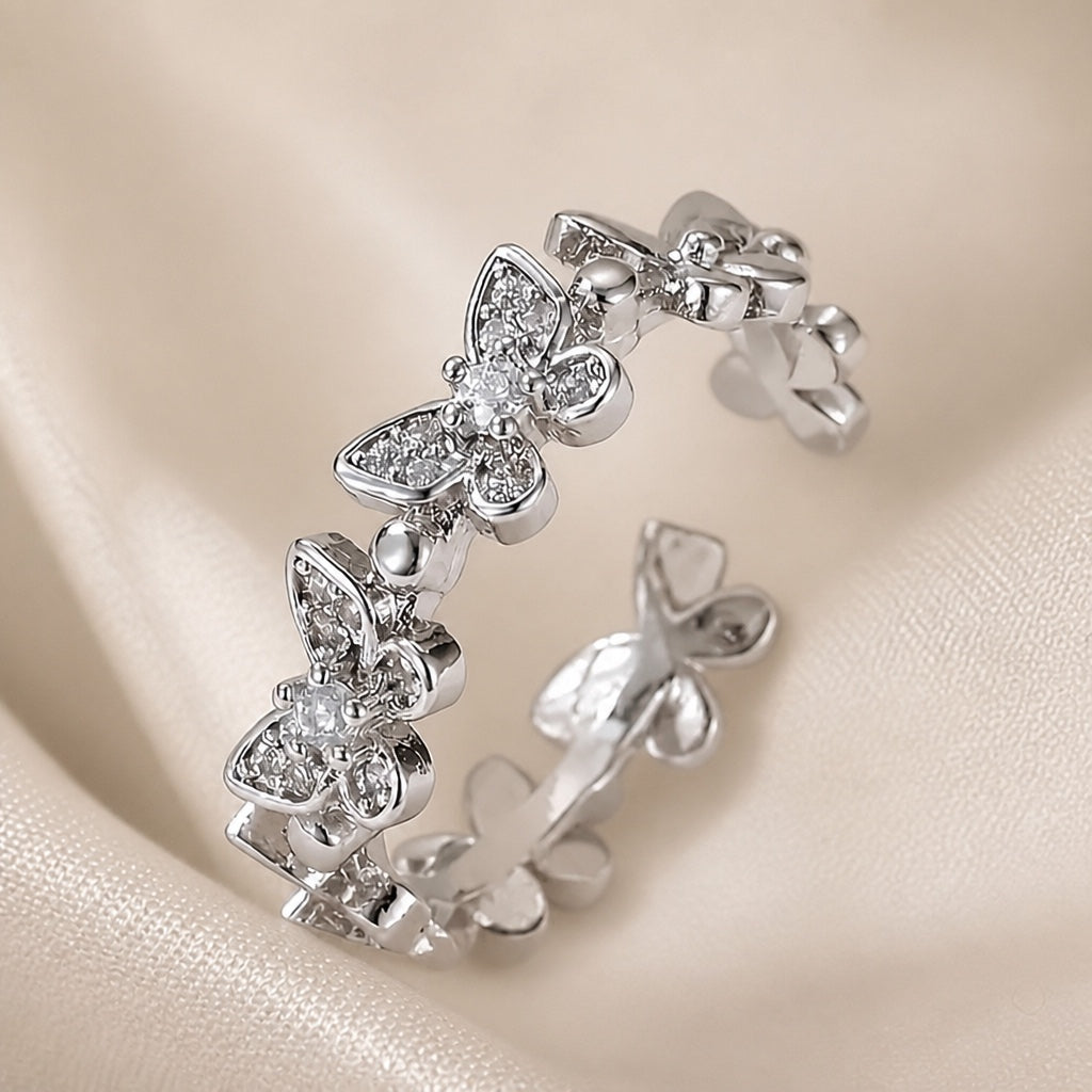 Anillo con forma de mariposa de oro blanco con cristales