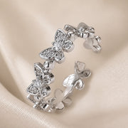 Anillo con forma de mariposa de oro blanco con cristales