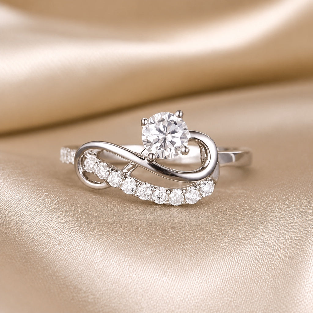 Anillo Infinite Wave de moissanita y oro blanco