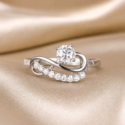 Anillo Infinite Wave de moissanita y oro blanco