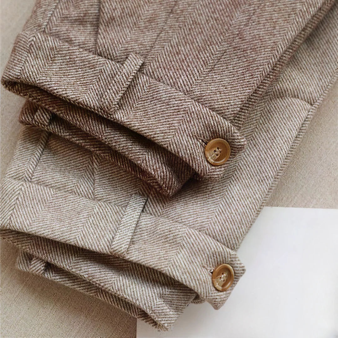 Pantalón Álvaro - Detalle de botones y textura espiga