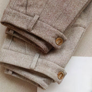 Pantalón Álvaro - Detalle de botones y textura espiga