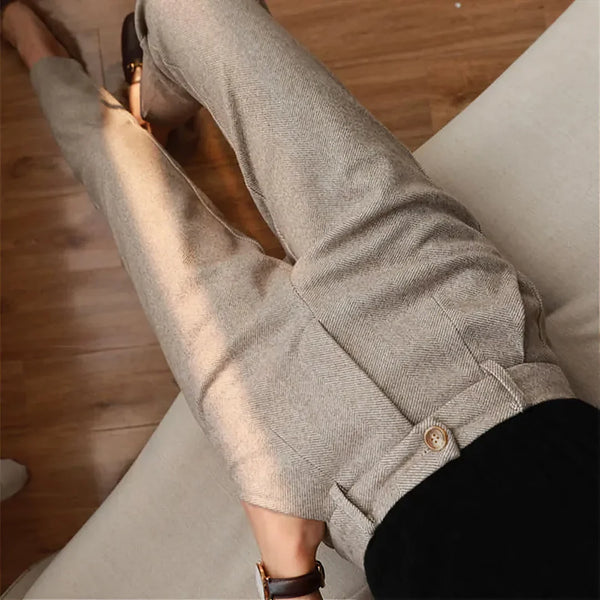 Pantalón Álvaro - Vista del pantalón beige en uso